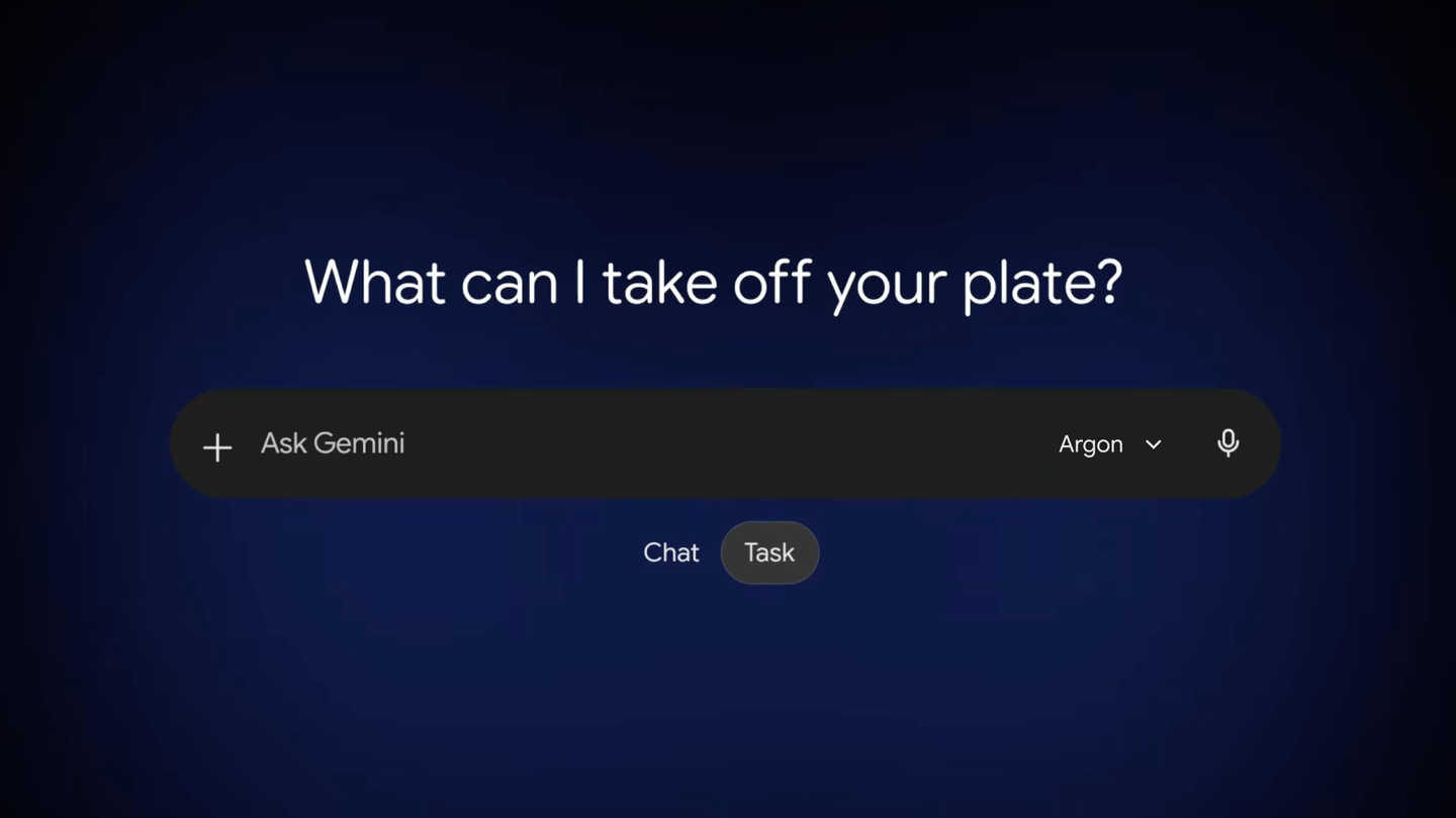 Oficjalna grafika Google: pole Ask Gemini na granatowym tle z wybranym modelem Argon, pod nim przełącznik trybów Chat i Task, nad nim pytanie What can I take off your plate?