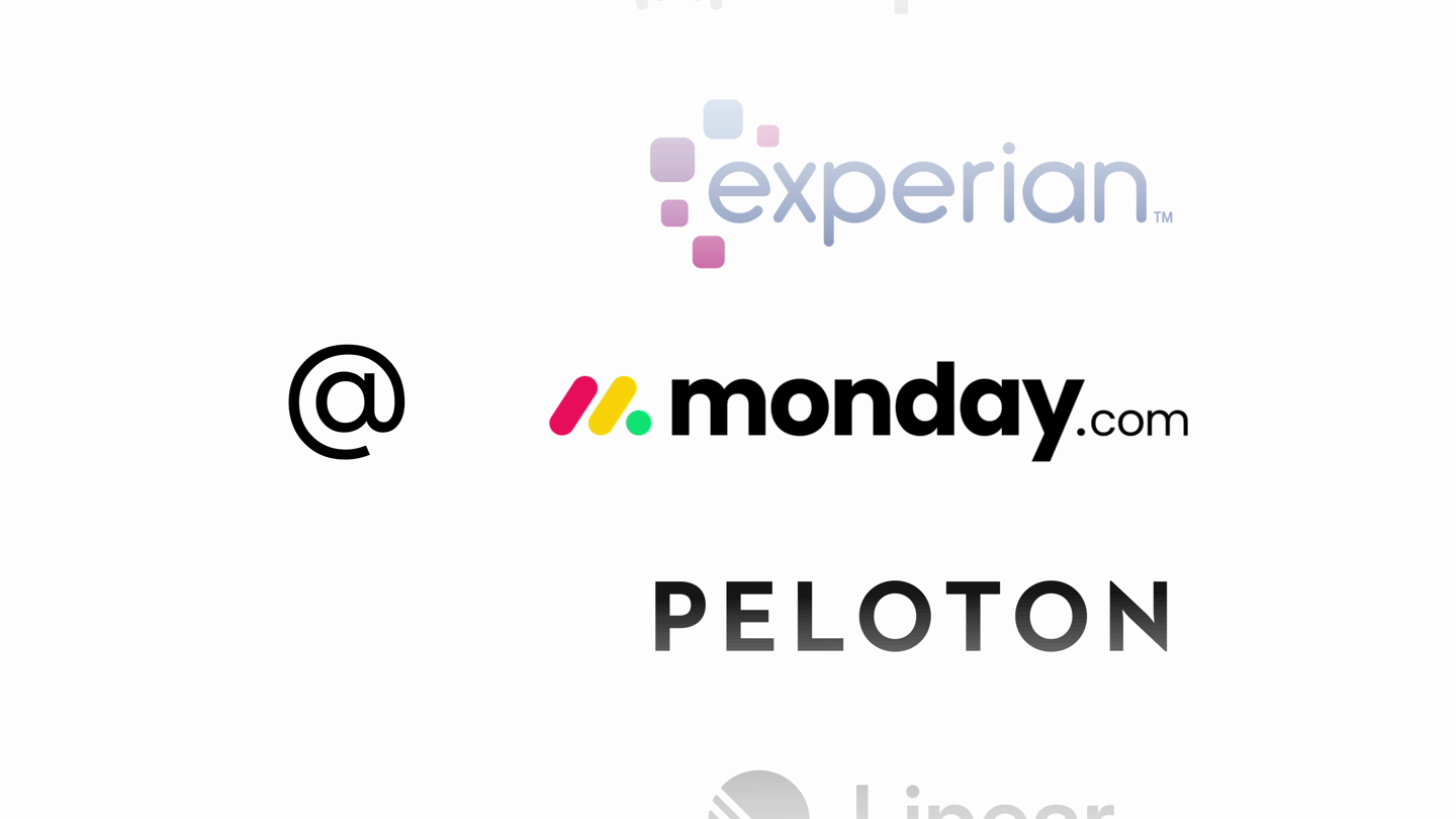 Kadr z filmu Google: czarny znak @ obok logotypu monday.com, nad nim wyblakłe logo Experian, pod nim napis Peloton i wyblakłe logo Linear